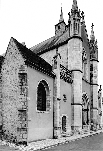 Vue générale de la façade occidentale de l'église, du nord-ouest.