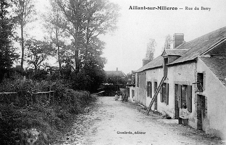 Vue générale de la rue du Berry du village vers 1930 (carte postale ancienne).