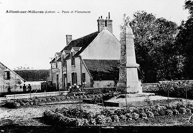 Vue générale de la Poste et du Monument aux Morts du village vers 1930 (carte postale ancienne).