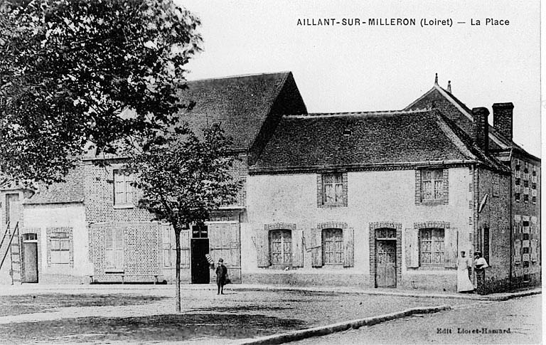 Vue générale de la place du village, vers 1900 (carte postale ancienne).