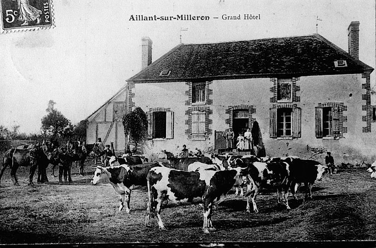 Vue générale du logis (A), vers 1920, du nord-est (carte postale ancienne).