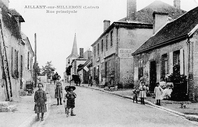 Vue générale de la rue Principale du village, vers 1900 (carte postale ancienne).