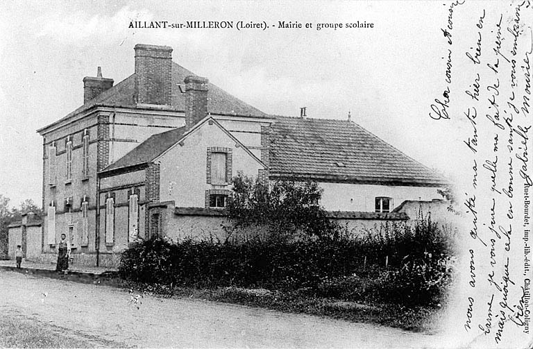 Vue générale de la mairie-école d'Aillant-sur-Milleron, aujourd'hui détruite, vers 1900 (carte postale ancienne).