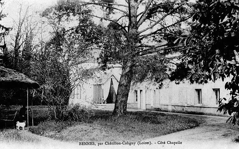 Vue générale de la façade postérieure du logis du XVIIIe siècle et de la chapelle, à gauche, vers 1900, avant la construction du corps accolé, de l'ouest (carte postale ancienne).