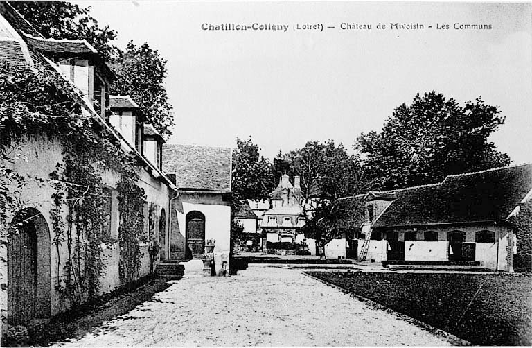 Vue générale du corps de logis à gauche, et des communs, à droite, vers 1900, de l'ouest (carte postale ancienne).