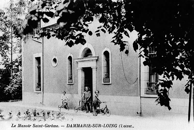 Le bourg : vue générale de la maison dite le Manoir Saint-Jérôme vers 1930 (carte postale ancienne).