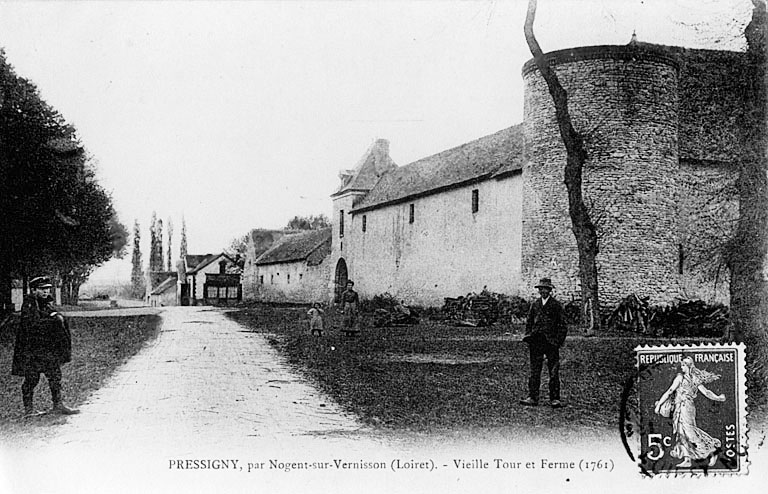 Vue d'ensemble du château : la vieille tour et la ferme vers 1900 (carte postale ancienne).
