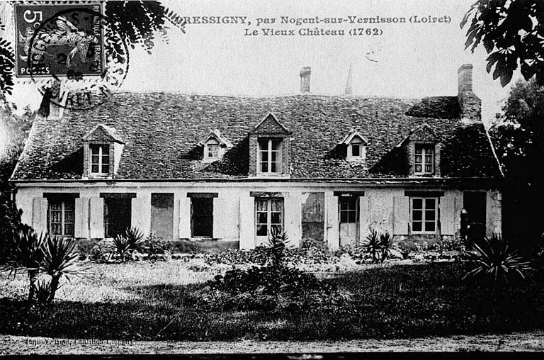 Vue générale d'un corps de bâtiment du château vers 1900 (carte postale ancienne).