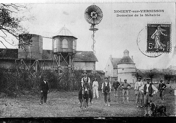 Ferme de la Grande Métairie : étables, château d'eau, éolienne. pigeonnier, logis, hangars vus de l'est vers 1910 (carte postale ancienne).