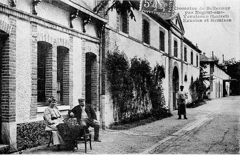 Vue générale des écuries et des remises vers 1900 (carte postale ancienne).