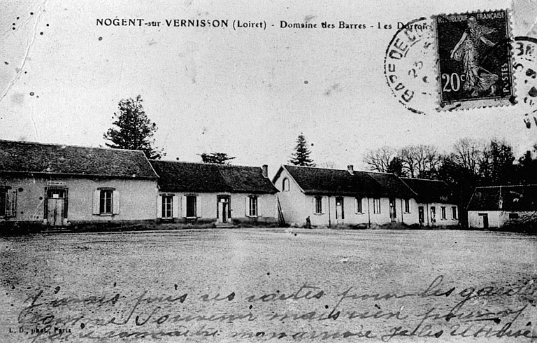 Les communs : anciennes écuries transformés en dortoirs (D), circa 1910 (carte postale ancienne).