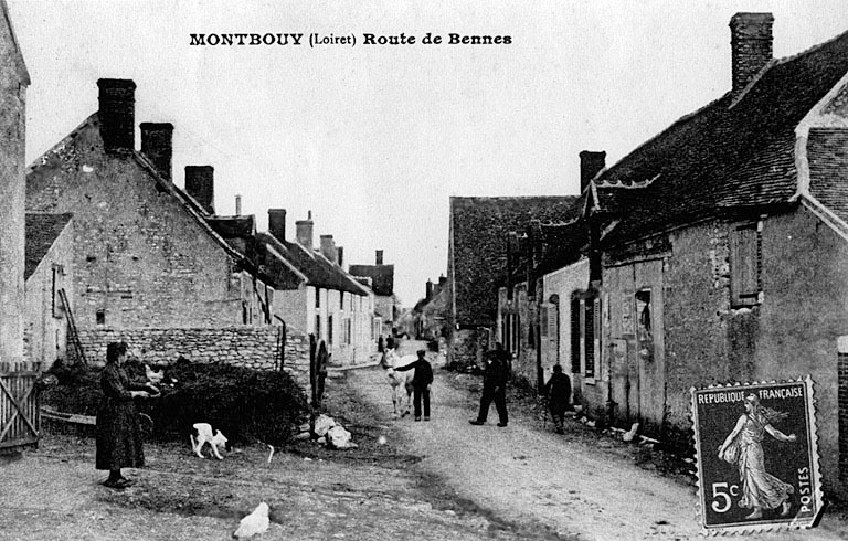 Village de Montbouy : vue d'ensemble de la route de Bennes vers 1930 (carte postale ancienne).