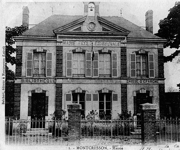 Vue générale de la mairie de Montcresson, vers 1900 (carte postale ancienne).