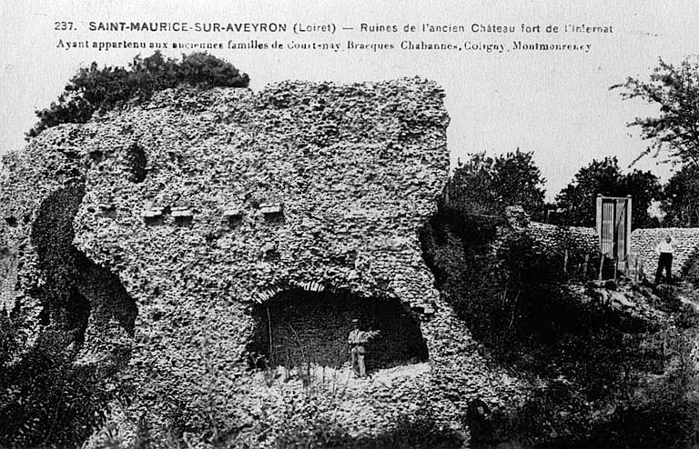 Vue générale des vestiges du château-fort de Saint-Maurice dit de l'Infernat vers 1900 (carte postale ancienne).
