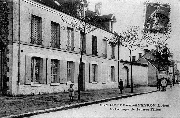 Vue générale du Patronage de jeunes filles de Saint-Maurice-sur-Aveyron vers 1900 (carte postale ancienne).