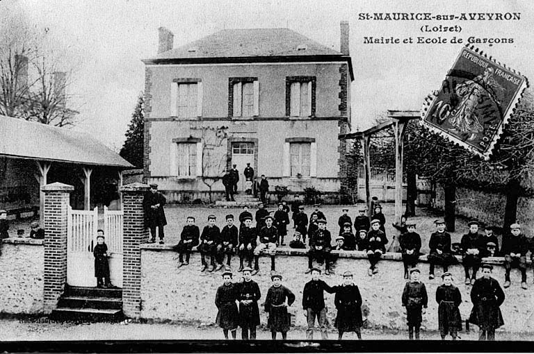 Vue générale de la mairie-école de Saint-Maurice-sur-Aveyron, vers 1900 (carte postale ancienne).