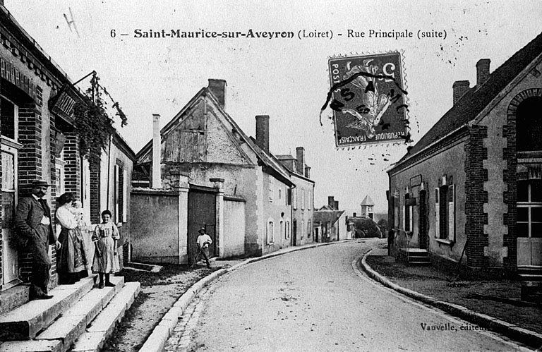 Vue générale de la rue Principale de Saint-Maurice-sur-Aveyron vers 1900 (carte postale ancienne).