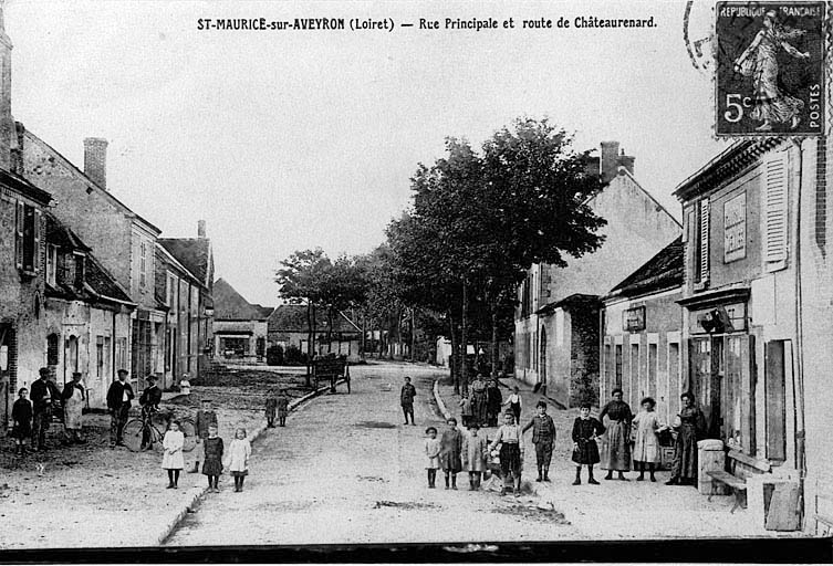 Vue générale de la rue Principale et route de Châteaurenard de Saint-Maurice-sur-Aveyron vers 1920 (carte postale ancienne).