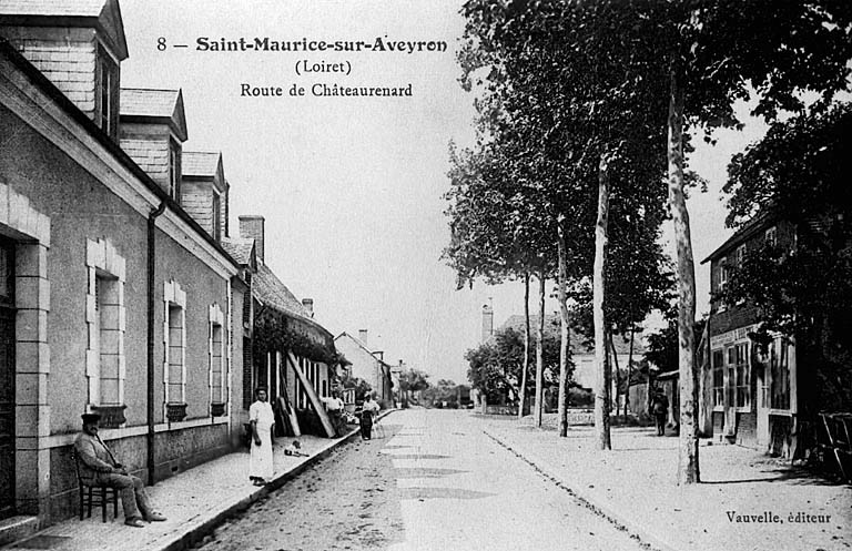 Vue générale de la route de Châteaurenard traversant Saint-Maurice-sur-Aveyron vers 1920 (carte postale ancienne).