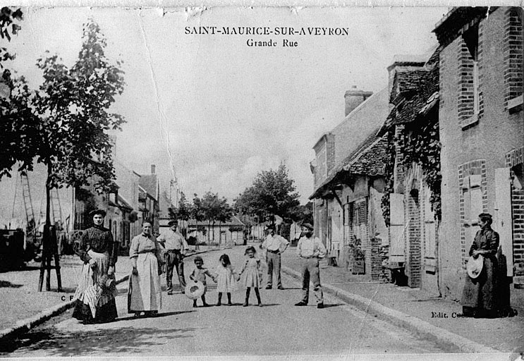 Vue générale de la Grande Rue de Saint-Maurice-sur-Aveyron vers 1900 (carte postale ancienne).