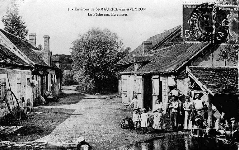 Fontainejean : vue générale du coeur de l'écart avec le lavoir vers 1900 (carte postale ancienne).