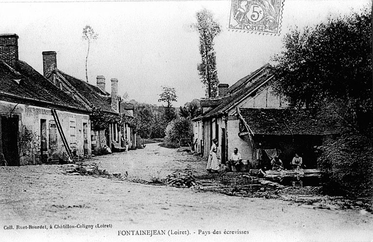 Fontainejean : vue générale du coeur de l'écart avec le lavoir vers 1900 (carte postale ancienne).