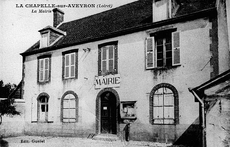 Vue générale de la mairie de la Chapelle-sur-Aveyron, vers 1900 (carte postale ancienne).