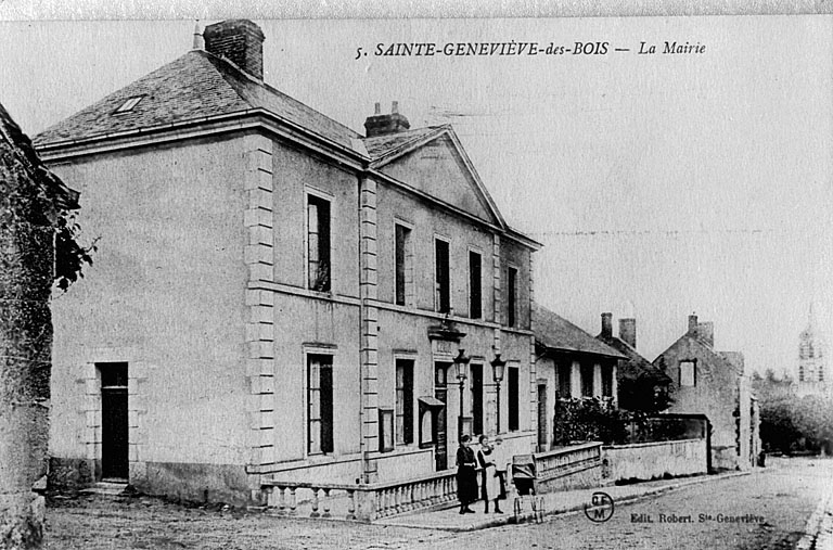 Vue générale de la mairie de Sainte-Geneviève-des-Bois, vers 1900 (carte postale ancienne).