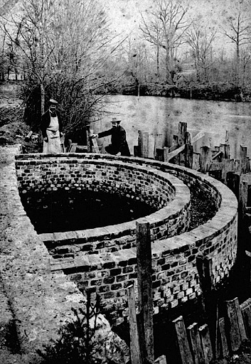 Ferme de la Grande Métairie : construction de la bonde de la mare, 28 avril 1891.