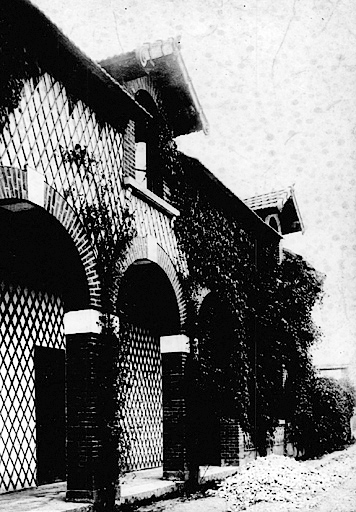 Communs : aile nord vue de la cour, vers 1900.