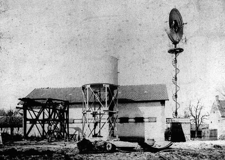 Ferme de la Grande Métairie : étables, château d'eau, éolienne.vues de l'est, le 17 août 1892.