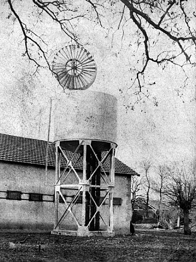 Ferme de la Grande Métairie : étables, château d'eau, éolienne.vues du sud ouest, le 28 décembre 1892.