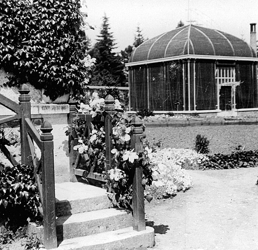 Maison de jardinier (1) : perron et serre, vus du sud est, vers 1910.