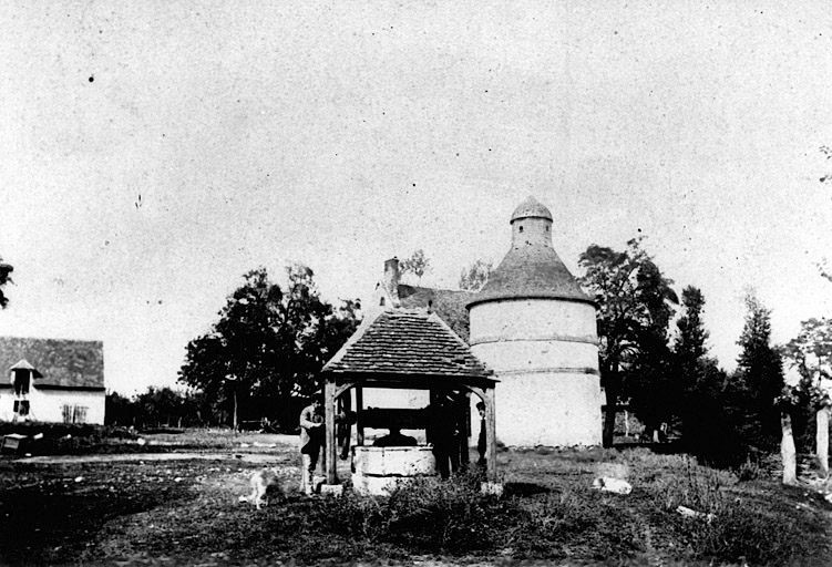 Ferme de la Grande Métairie : puits, pigeonnier vus du sud, vers 1890.
