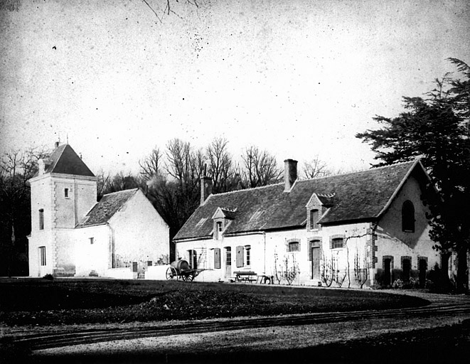 Les communs : Pavillon de l'horloge (B) et logement du brigadier (C), circa 1910.