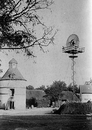 Ferme de la Grande Métairie : pigeonnier, éolienne vus de l'ouest, vers 1890.