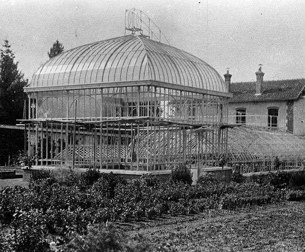 Maison de jardinier (1) : serre, vue du sud est, vers 1910.
