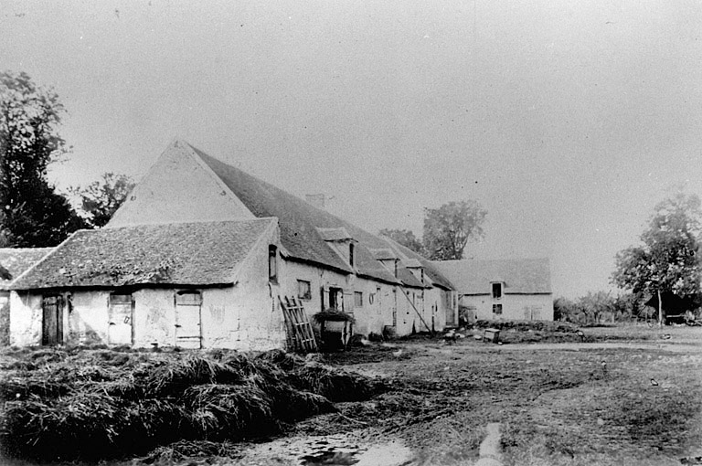 Ferme de la Grande Métairie : porcherie, étables, écuries vues de l'est, vers 1890.