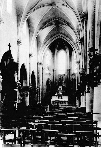 Vue générale intérieure de la nef et du choeur de l'église entre 1892 et 1915.