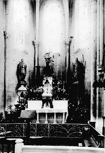 Vue de détail du choeur de l'église entre 1892 et 1915.