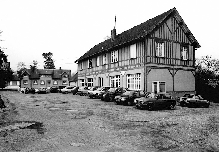 Remise (E) et salle de cours (F) vues du sud ouest.