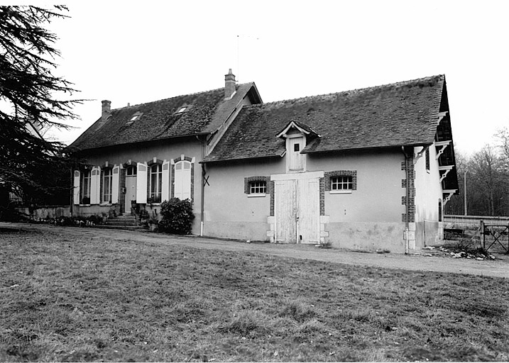 Anciens communs : maisons du brigadier et dépendances.