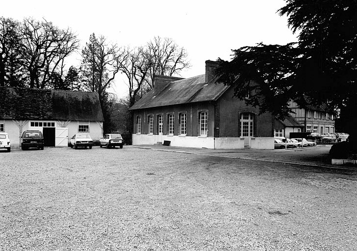 Remise (E) et salle de cours (F) vues du nord ouest.