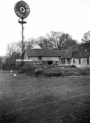 Ferme de la Grande Métairie : étables, éolienne vues de l'est vers 1940.