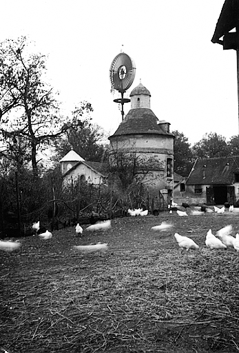 Ferme de la Grande Métairie : étables, château d'eau, pigeonnier vus du nord vers 1940.