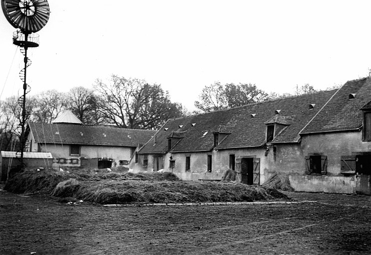 Ferme de la Grande Métairie : étables, écuries vus de l'est vers 1940.