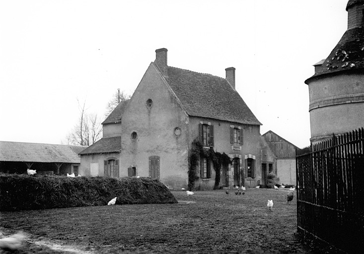 Ferme de la Grande Métairie : pigeonnier, logis, hangar (détruit), vus du sud est vers 1940.