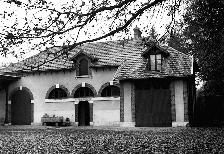 Communs : aile nord vue de la cour, vers 1940.