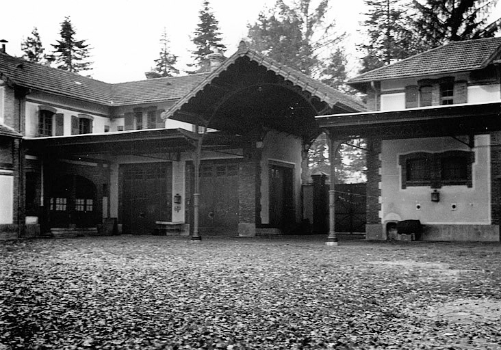Communs : aile ouest vue de la cour, vers 1940.