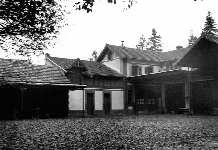 Communs : aile sud vue de la cour, vers 1940.